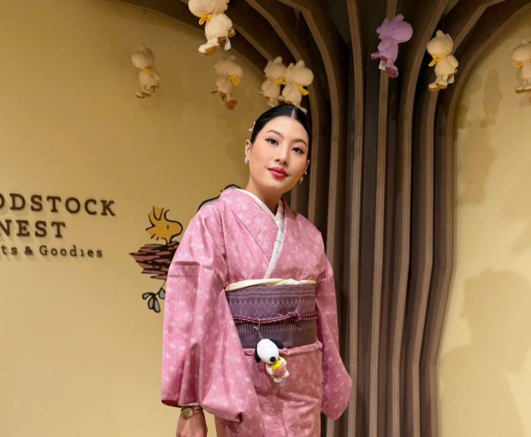 สมเด็จพระเจ้าลูกเธอ เจ้าฟ้าสิริวัณณวรี นารีรัตนราชกัญญา ทรงฉลองพระองค์ชุดกิโมโน ตัดเย็บจากผ้าไหมมัดหมี่ ลายแมงกะบี้ ภาษาถิ่นอีสาน หมายถึง ผีเสื้อ จากกลุ่มสมาชิกศิลปาชีพ อำเภอนาหว้า จังหวัดนครพนม