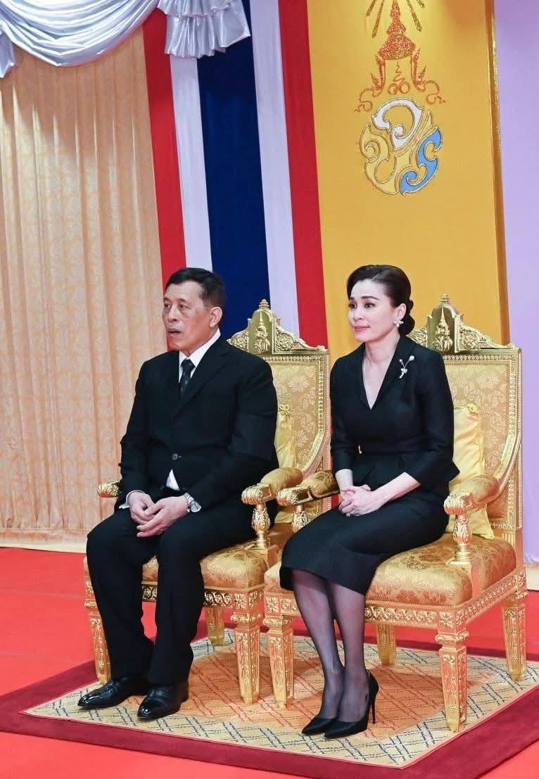 วันที่ ๑๓ กุมภาพันธ์ ๒๕๖๙ เวลา ๑๕.๓๐ น. พระบาทสมเด็จพระเจ้าอยู่หัว ทรงพระกรุณาโปรดเกล้าโปรดกระหม่อมให้ นายรัฐศาสตร์ ชิดชู ผู้ว่าราชการจังหวัดสงขลา เชิญดอกไม้ และตะกร้าสิ่งของพระราชทานของพระบาทสมเด็จพระเจ้าอยู่หัว และสมเด็จพระนางเจ้า ฯ พระบรมราชินี ไปมอบแก่ นางสาวณัฐวลัญซ์ ทองผสมแก้ว นักเรียนที่ได้รับบาดเจ็บจากเหตุการณ์คนร้ายคลุ้มคลั่ง ถืออาวุธปืนบุกเข้าไปในโรงเรียนพะตงประธานคีรีวัฒน์