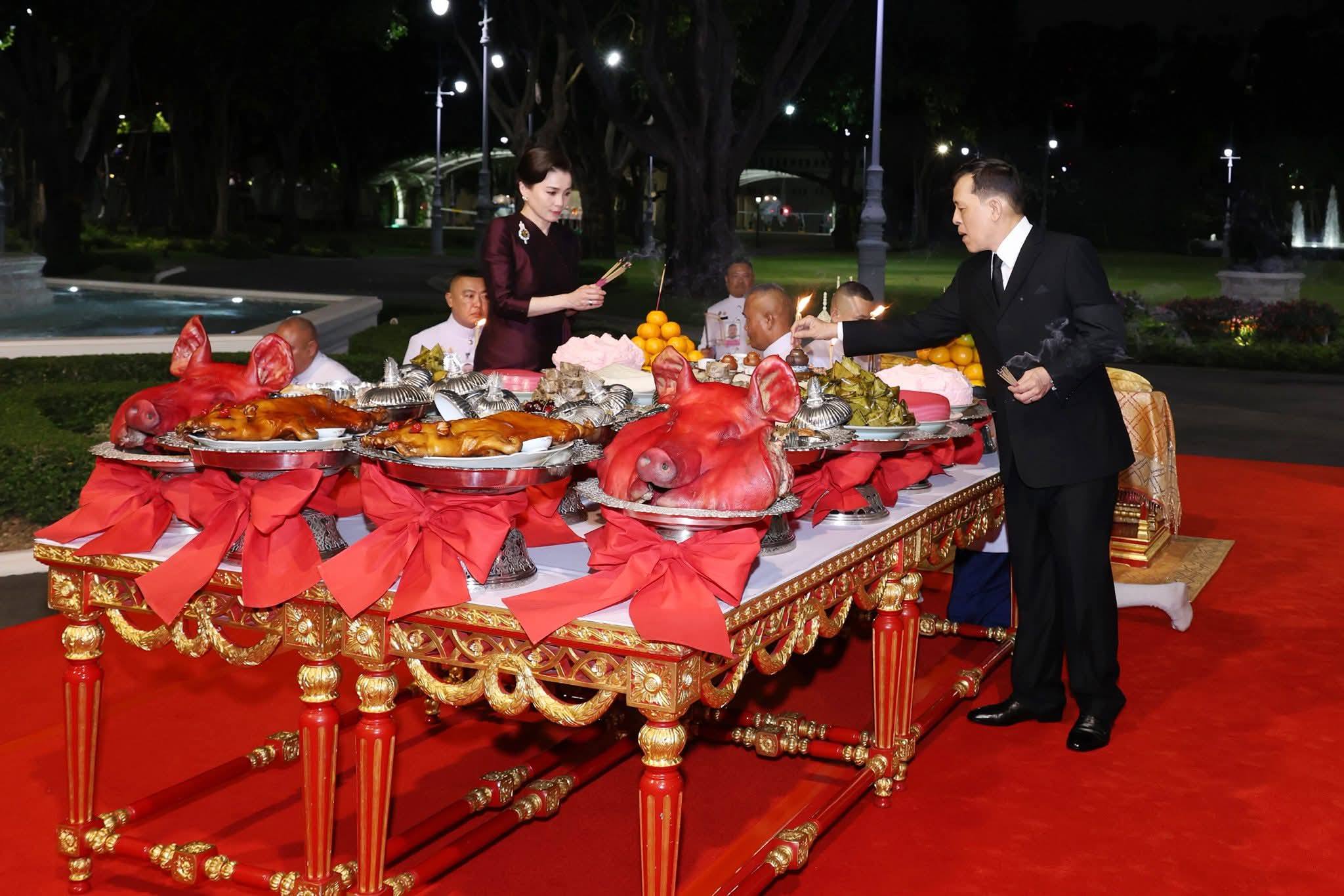 พระบาทสมเด็จพระเจ้าอยู่หัว และสมเด็จพระนางเจ้า ฯ พระบรมราชินี ทรงประกอบพระราชพิธีสังเวยพระป้าย เนื่องในเทศกาลตรุษจีนพุทธศักราช ๒๕๖๙