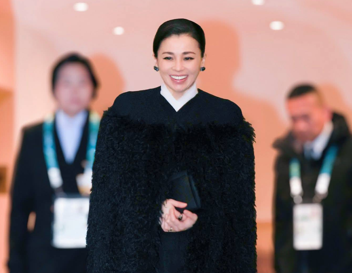 สมเด็จพระนางเจ้า ฯ พระบรมราชินี เสด็จพระราชดำเนิน ไปทอดพระเนตรการแข่งขันฮอกกี้น้ำแข็งชาย รอบชิงเหรียญทองแดง ในมหกรรมการแข่งขันกีฬาโอลิมปิกฤดูหนาว ๒๐๒๖