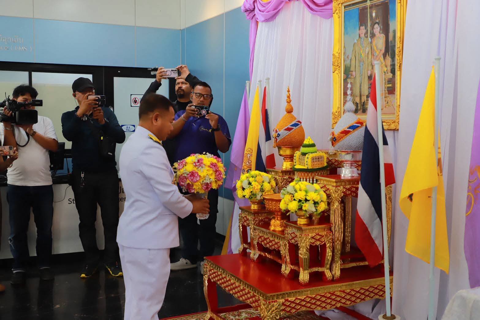 🙏✨ พระมหากรุณาธิคุณหาที่สุดมิได้... ในหลวงโปรดเกล้าฯ ให้ผู้ว่าฯ สุรินทร์ เชิญแจกันดอกไม้และกระเช้าสิ่งของพระราชทาน เยี่ยมกำลังพลบาดเจ็บจากการปฏิบัติหน้าที่