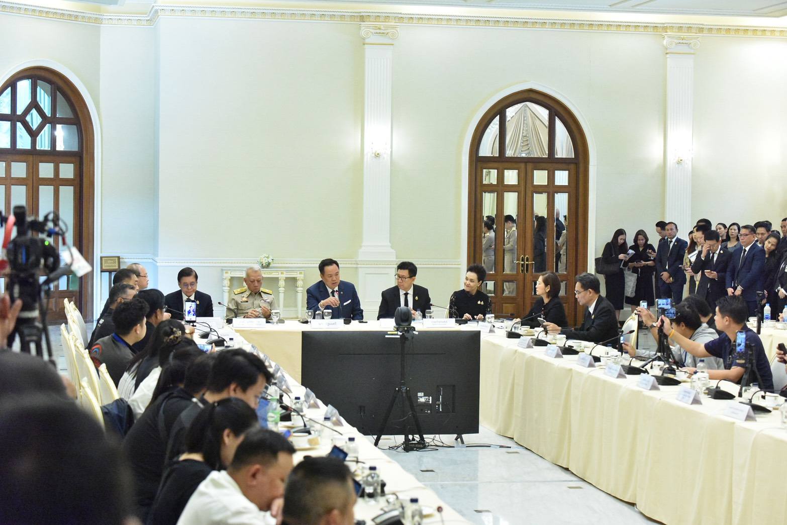 🎯 นายกฯ หารือทุกภาคส่วนรับมือวิกฤตตะวันออกกลาง เน้นย้ำไทยยังมีความมั่นคงด้านพลังงาน ตลาดเงินเสถียร พร้อมดูแลคนไทยที่ได้รับผลกระทบอย่างใกล้ชิด เร่งมาตรการลดผลกระทบเศรษฐกิจ การค้า ท่องเที่ยว พร้อมปรับกลยุทธ์