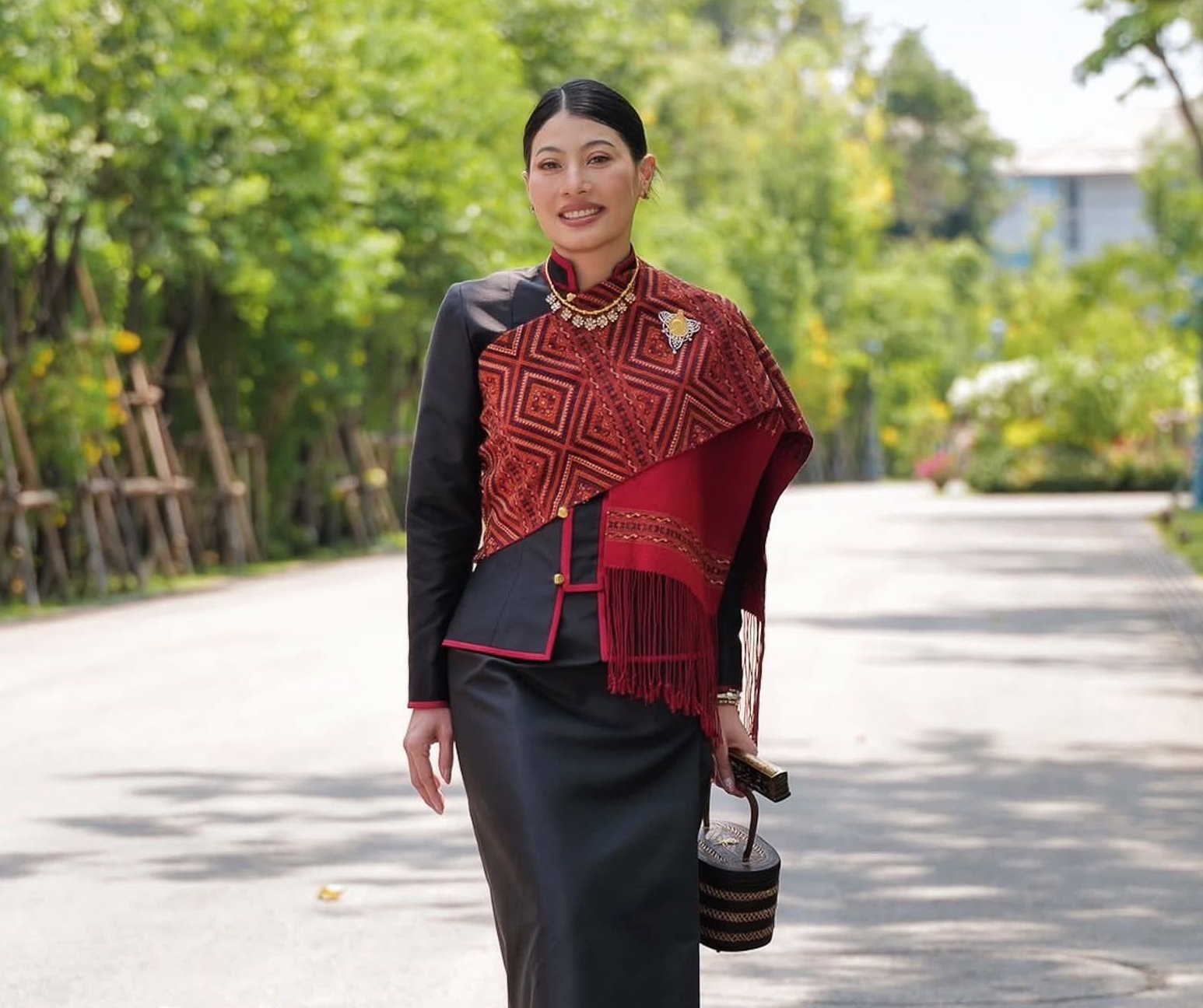 สมเด็จพระเจ้าลูกเธอ เจ้าฟ้าสิริวัณณวรี นารีรัตนราชกัญญา ทรงฉลองพระองค์แบบชาวภูไท ตัวเสื้อผ้าไหมสีดำกุ๊นไหมแดง