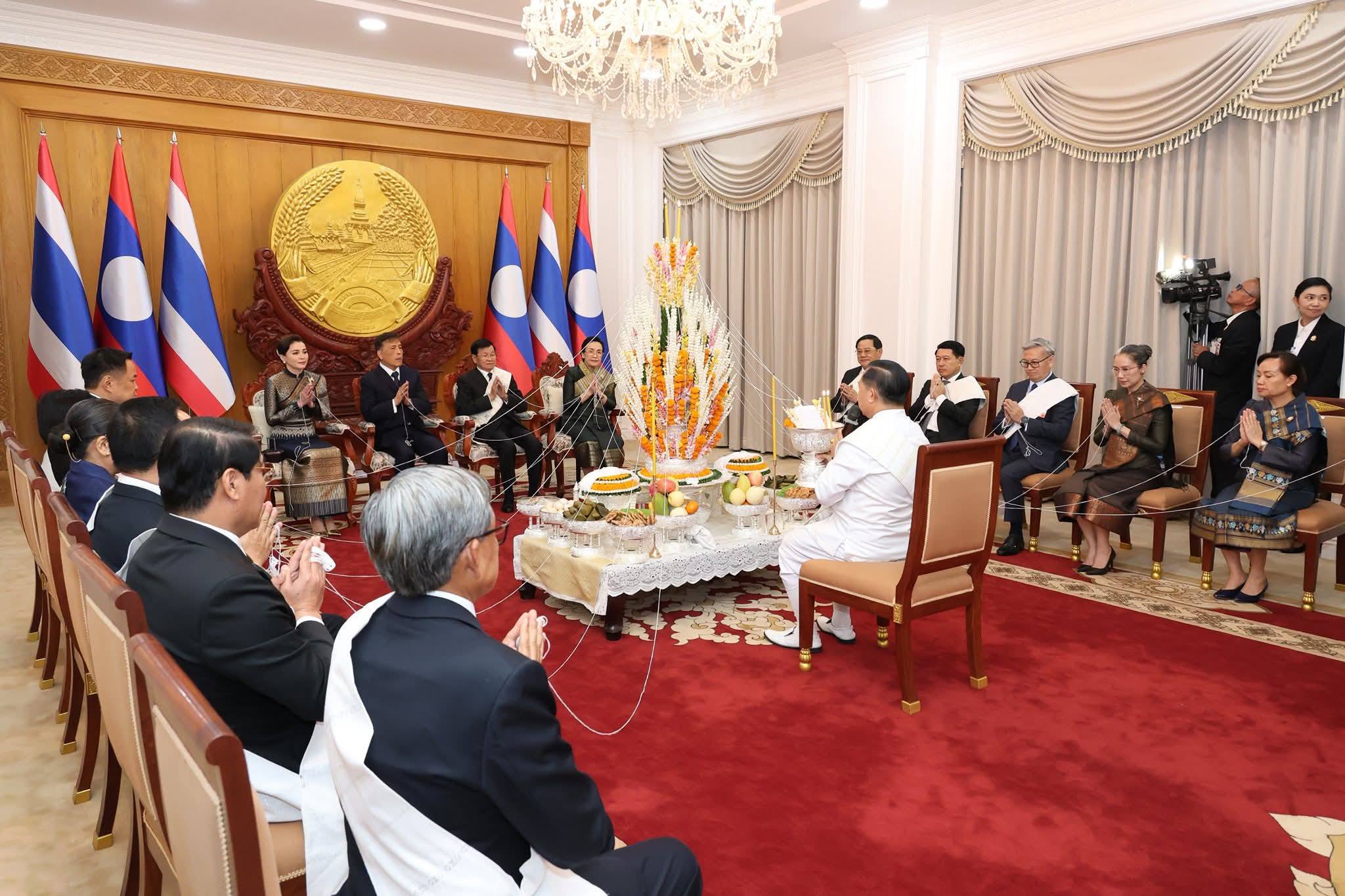 วันที่ ๑๗ มีนาคม ๒๕๖๙ เวลา ๑๘.๓๘ น. (เวลาท้องถิ่น) พระบาทสมเด็จพระเจ้าอยู่หัว และสมเด็จพระนางเจ้า ฯ พระบรมราชินี เสด็จพระราชดำเนินโดยรถยนต์พระที่นั่ง จากโรงแรมคราวน์พลาซ่า เวียงจันทน์ ไปในพิธีบายศรีทูลพระขวัญ ณ หอคำ (ทำเนียบประธานประเทศ)