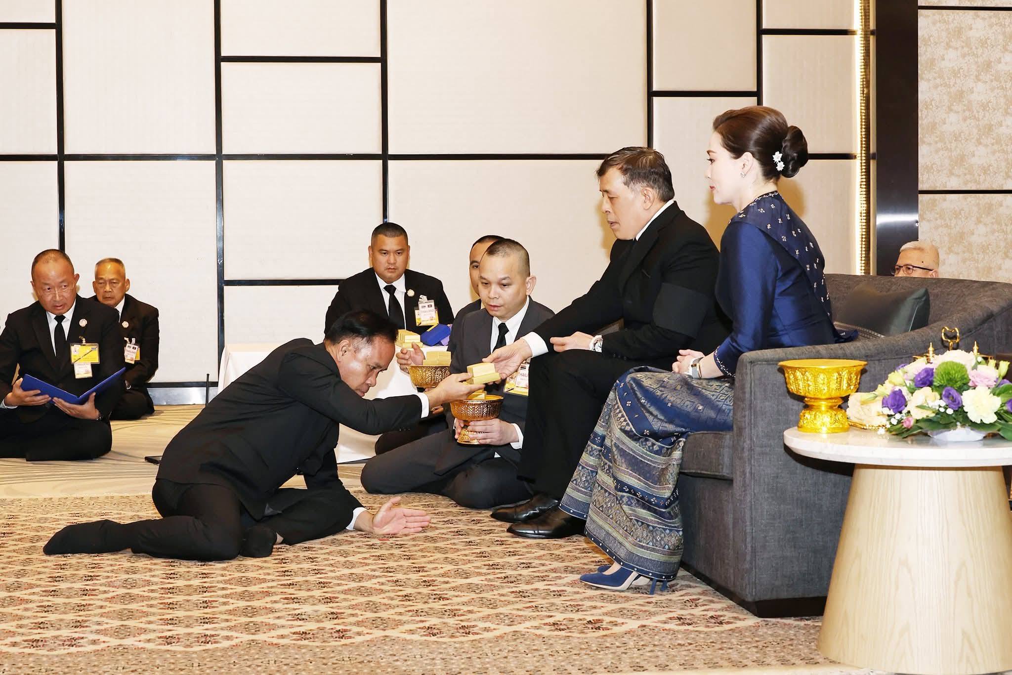 วันนี้ ๑๘ มีนาคม ๒๕๖๙  เวลา ๑๖.๓๐ น. (เวลาท้องถิ่น) พระบาทสมเด็จพระเจ้าอยู่หัว และสมเด็จพระนางเจ้าฯ พระบรมราชินี เสด็จออก ณ ห้องล้านช้าง ๑ โรงแรมคราวน์พลาซ่า เวียงจันทน์