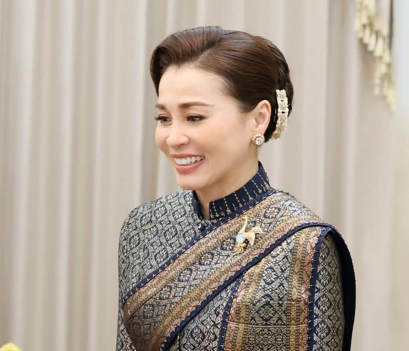 ประมวลภาพความงดงามฉลองพระองค์ ทั้ง ๕ ชุด ของสมเด็จพระนางเจ้า ฯ พระบรมราชินี