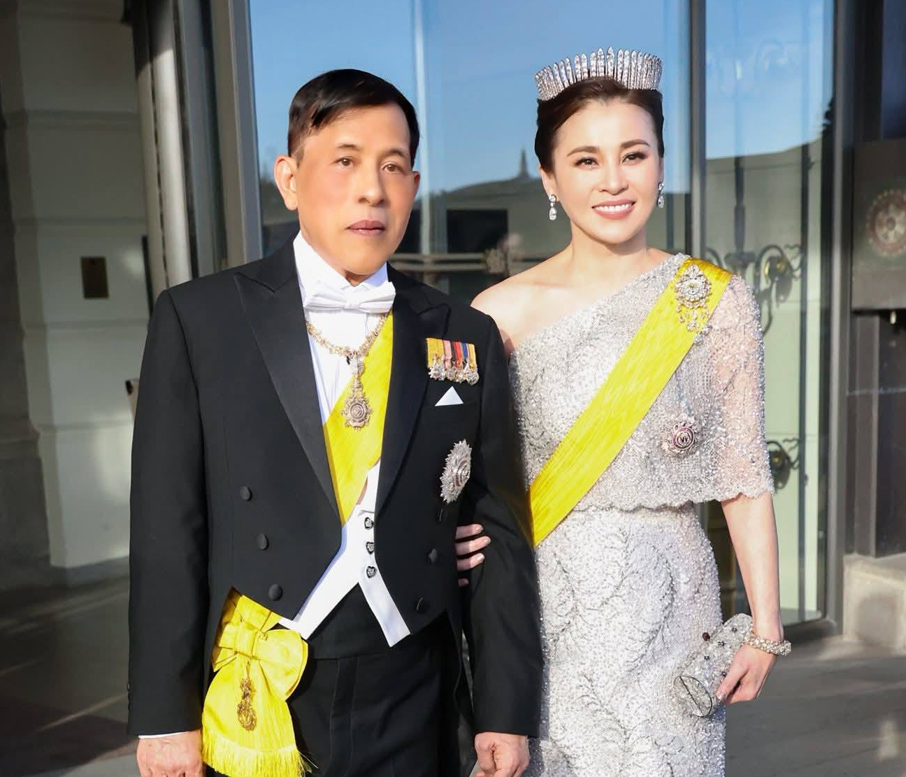 วันที่ ๓๐ เมษายน ๒๕๖๙ เวลาค่ำ (เวลาท้องถิ่น) พระบาทสมเด็จพระเจ้าอยู่หัว และสมเด็จพระนางเจ้าฯ พระบรมราชินี เสด็จพระราชดำเนินโดยรถยนต์พระที่นั่ง จากโรงแรมแกรนด์ โฮเทล (Grand Hotel) กรุงสตอกโฮล์ม ราชอาณาจักรสวีเดน ไปยังพระราชวังหลวงกรุงสตอกโฮล์ม