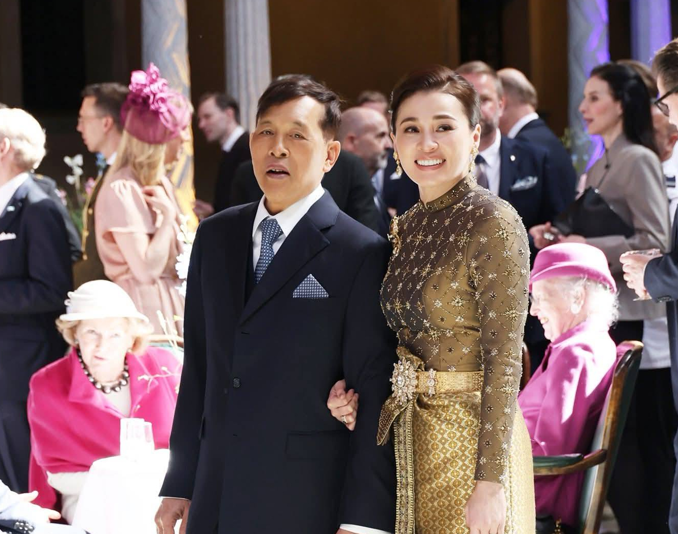 วันที่ ๓๐ เมษายน ๒๕๖๙ เวลา ๐๙.๓๐ น. (เวลาท้องถิ่น) พระบาทสมเด็จพระเจ้าอยู่หัว และสมเด็จพระนางเจ้าฯ พระบรมราชินี เสด็จพระราชดำเนินโดยรถยนต์พระที่นั่ง จากโรงแรมแกรนด์ โฮเทล (Grand Hotel) กรุงสตอกโฮล์ม