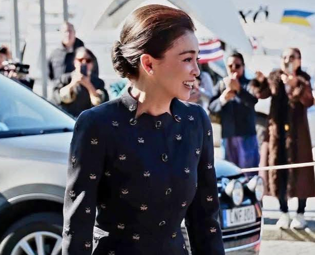 ฉลองพระองค์สมเด็จพระนางเจ้าฯ พระบรมราชินี สืบสานงานศิลป์ไทย สง่างามประจักษ์ไกลสู่สายตาชาวโลก 