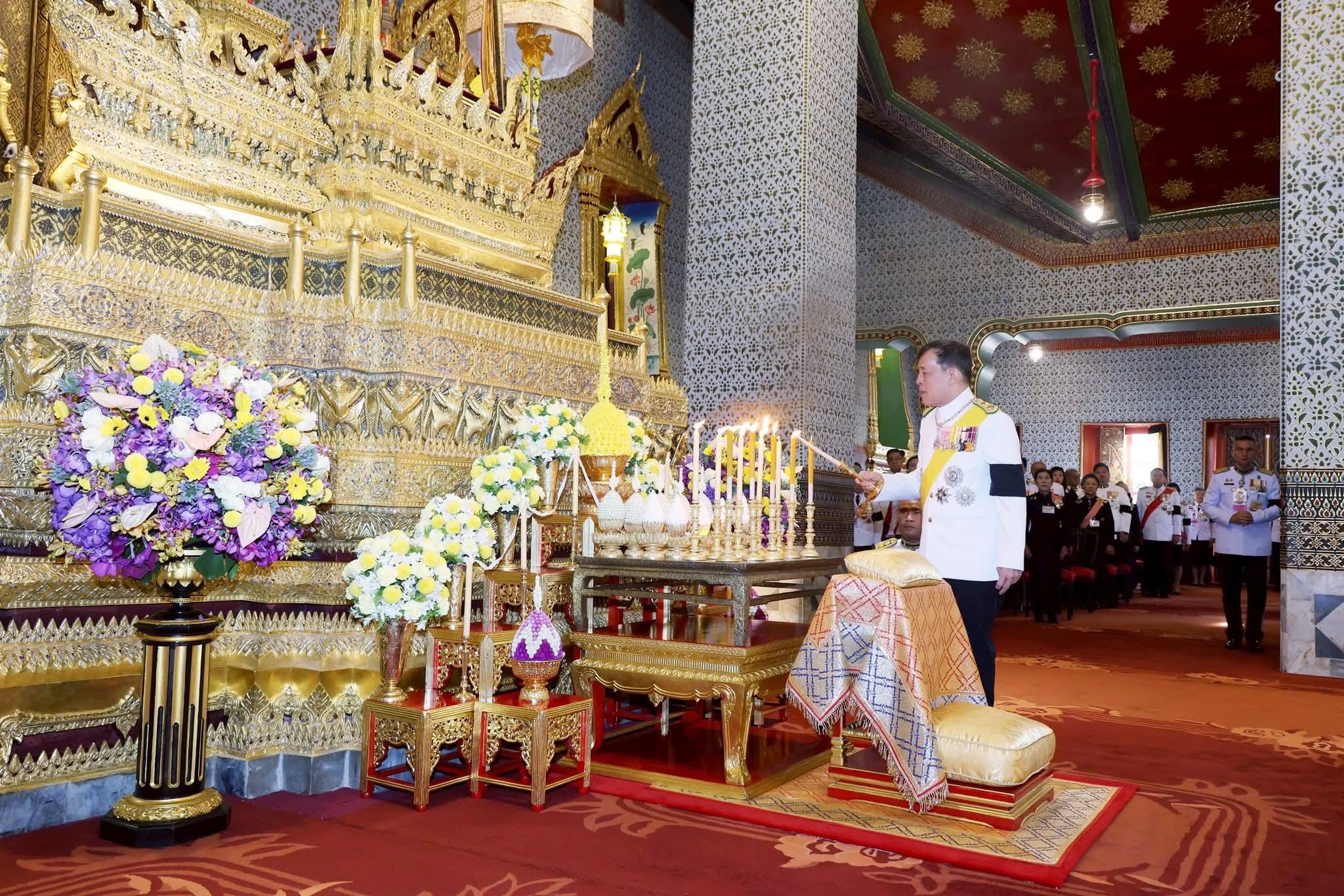 วันนี้ (วันที่ ๒ พฤษภาคม ๒๕๖๙ ) เวลา ๑๗.๑๘ น. พระบาทสมเด็จพระเจ้าอยู่หัว และสมเด็จพระนางเจ้า ฯ พระบรมราชินี เสด็จพระราชดำเนินไปทรงบำเพ็ญพระราชกุศลทักษิณานุปทานในการพระราชพิธีฉัตรมงคล