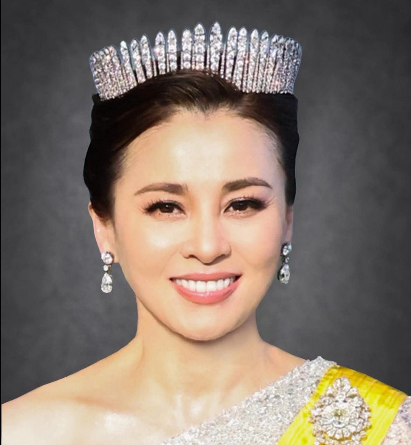 พระฉายาลักษณ์พระราชทาน เนื่องในโอกาสพระราชพิธีมหามงคลเฉลิมพระชนมพรรษา ๔ รอบ สมเด็จพระนางเจ้า ฯ พระบรมราชินี ๓ มิถุนายน ๒๕๖๙