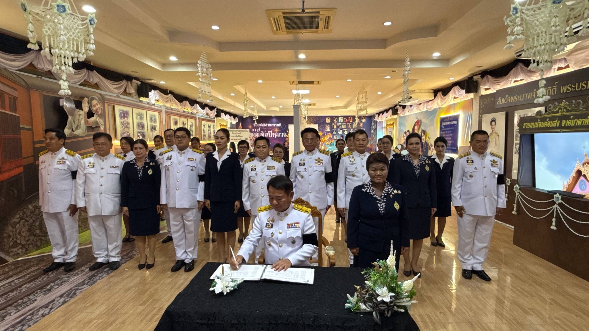 ✨️ ผู้ว่าฯ​ สุรินทร์​ พร้อมคณะ​ เยี่ยมชมศูนย์ประชาสัมพันธ์พระราชพิธีถวายพระเพลิงพระบรมศพ พระพันปีหลวง ณ สำนักงานประชาสัมพันธ์ที่ 2 อุบลราชธานี