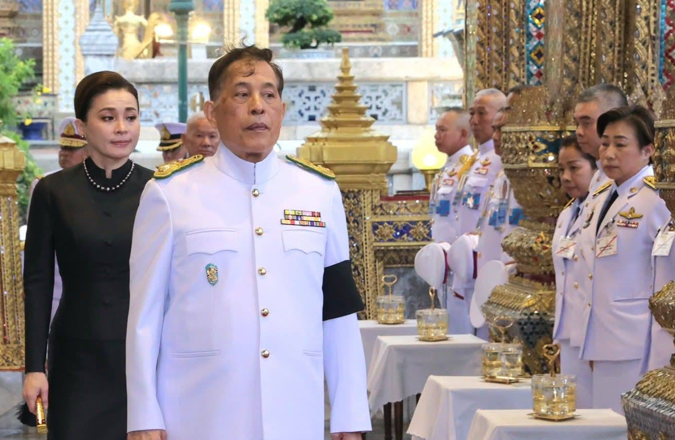 วันนี้ ๓๐ พฤษภาคม ๒๕๖๙  เวลา  ๑๘.๑๐ น. พระบาทสมเด็จพระเจ้าอยู่หัว และสมเด็จพระนางเจ้า ฯ พระบรมราชินี เสด็จพระราชดำเนินโดยรถยนต์พระที่นั่ง ไปในการตั้งเปรียญพระภิกษุ และสามเณร