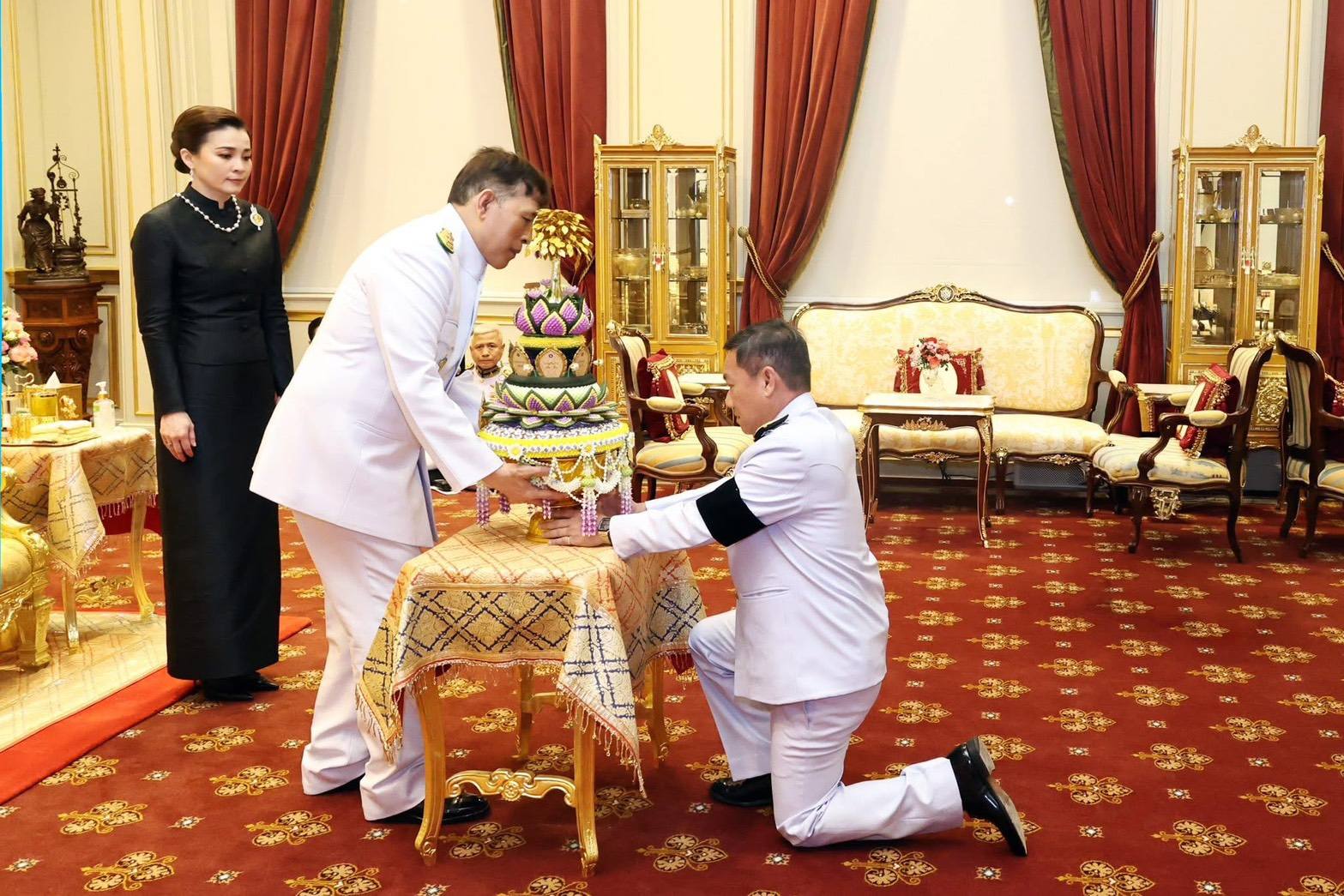 วันนี้ ๓๑ พฤษภาคม ๒๕๖๙ เวลา ๑๙.๐๓ น. พระบาทสมเด็จพระเจ้าอยู่หัว และสมเด็จพระนางเจ้า ฯ พระบรมราชินีเสด็จออก ณ พระที่นั่งอัมพรสถาน พระราชวังดุสิต
