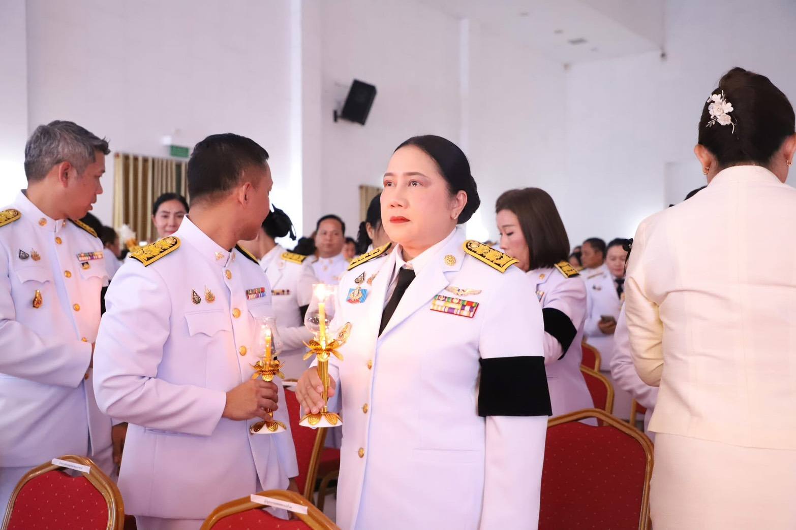 ✨️ วันที่ 3 มิถุนายน 2569 เวลา 18.00 น. ณ หอประชุมจังหวัดอุบลราชธานี นางพนิดา จันทวัฒน์ ผู้อำนวยการสำนักงานประชาสัมพันธ์ที่ 2 พร้อมด้วย นางสาวสมธิดา จะเกรง ประชาสัมพันธ์จังหวัดอุบลราชธานี  ร่วมพิธีถวายเครื่องราชสักการะ วางพานพุ่ม และจุดเทียนถวายพระพรชัยมงคล