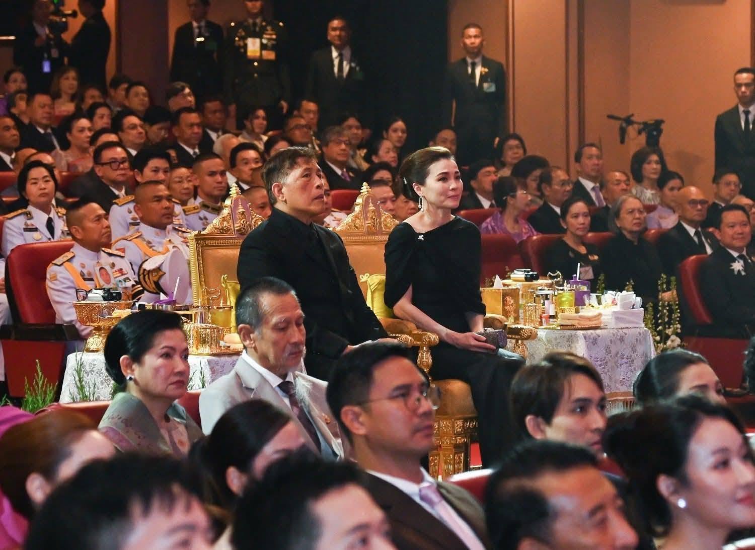 ในหลวง-พระราชินี ทอดพระเนตร การแสดงเฉลิมพระเกียรติฯ Edelweiss : พราวพร่างกลางดวงใจ