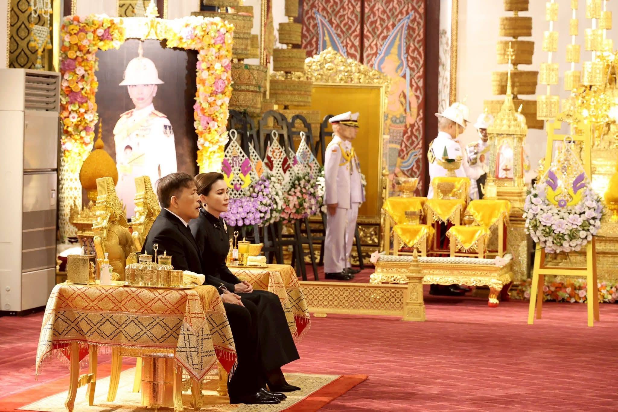 พระบาทสมเด็จพระเจ้าอยู่หัว และสมเด็จพระนางเจ้า ฯ พระบรมราชินี เสด็จพระราชดำเนินไปทรงบำเพ็ญพระราชกุศลพระพิธีธรรมสวดพระอภิธรรมพระศพ