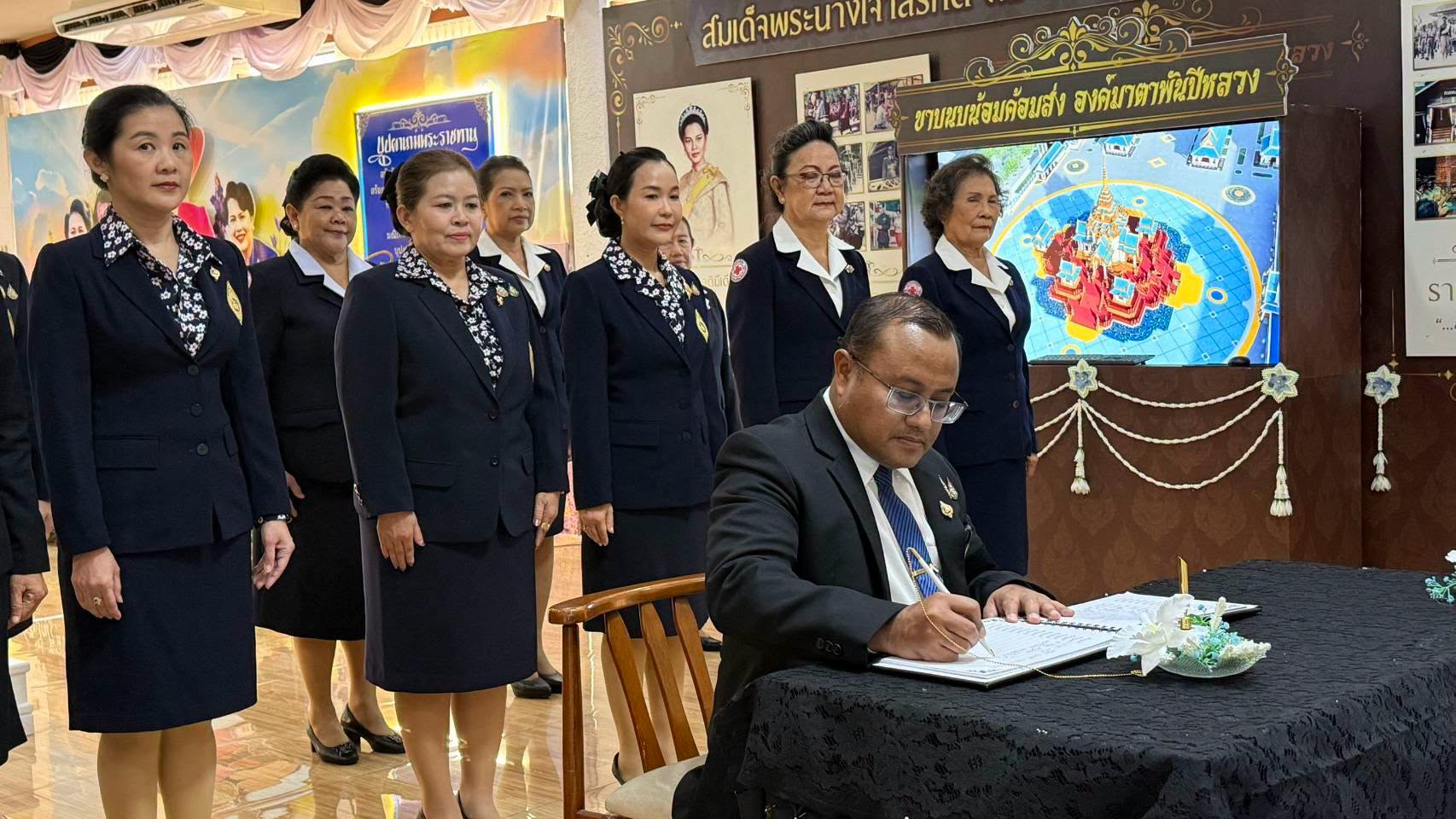 ✨️ ผู้ว่าฯ ร้อยเอ็ด เยี่ยมชมศูนย์ประชาสัมพันธ์พระราชพิธีถวายพระเพลิงพระบรมศพ พระพันปีหลวง ณ สำนักงานประชาสัมพันธ์ที่ 2 จังหวัดอุบลราชธานี