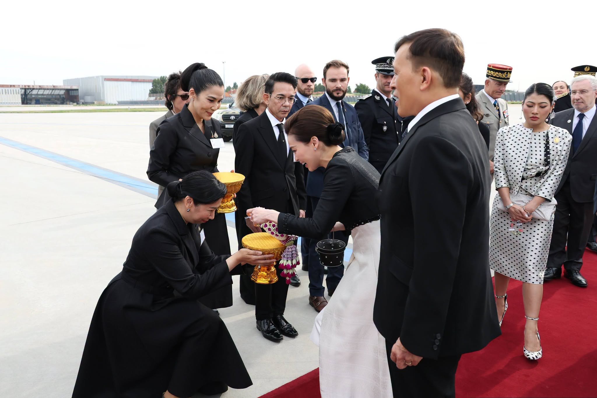 ในหลวง-พระราชินี เสด็จฯถึงฝรั่งเศส โดยมี &ldquo;เจ้าฟ้าสิริวัณณวรี&rdquo; เฝ้าฯรับเสด็จ  