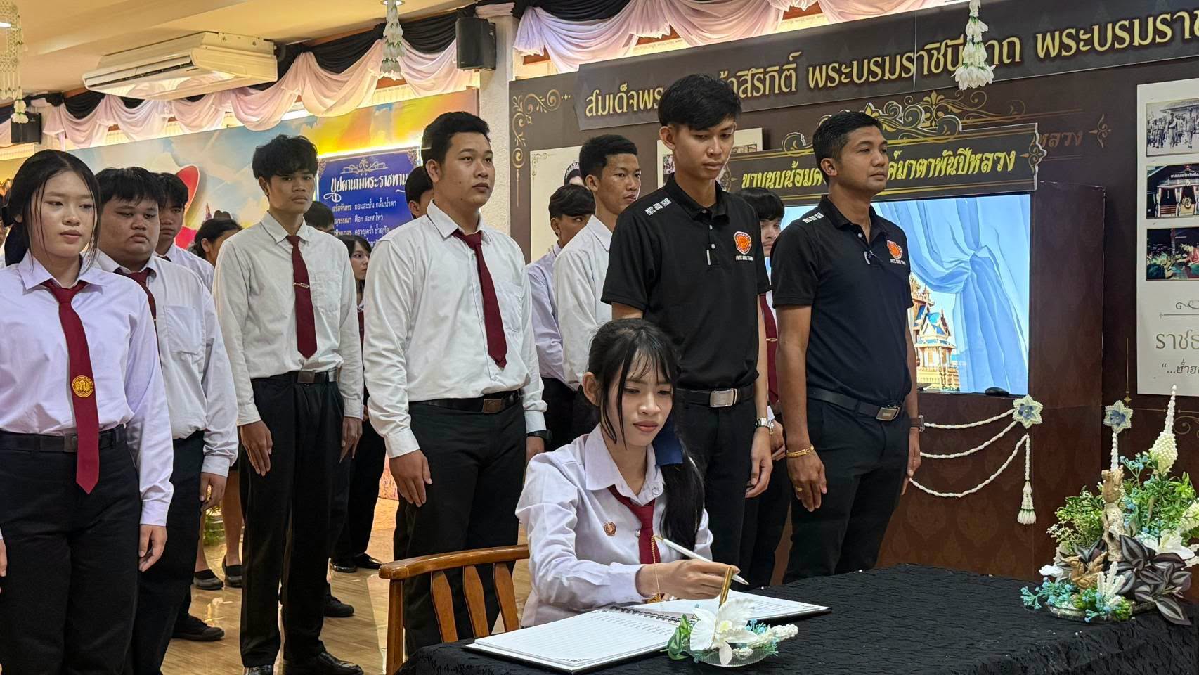 ✨️ คณะครูและนักเรียน วิทยาลัยเทคนิคพิบูลมังสาหาร เยี่ยมชมศูนย์ประชาสัมพันธ์พระราชพิธีถวายพระเพลิงพระบรมศพฯ พระพันปีหลวง ณ สปท.2 อุบลราชธานี