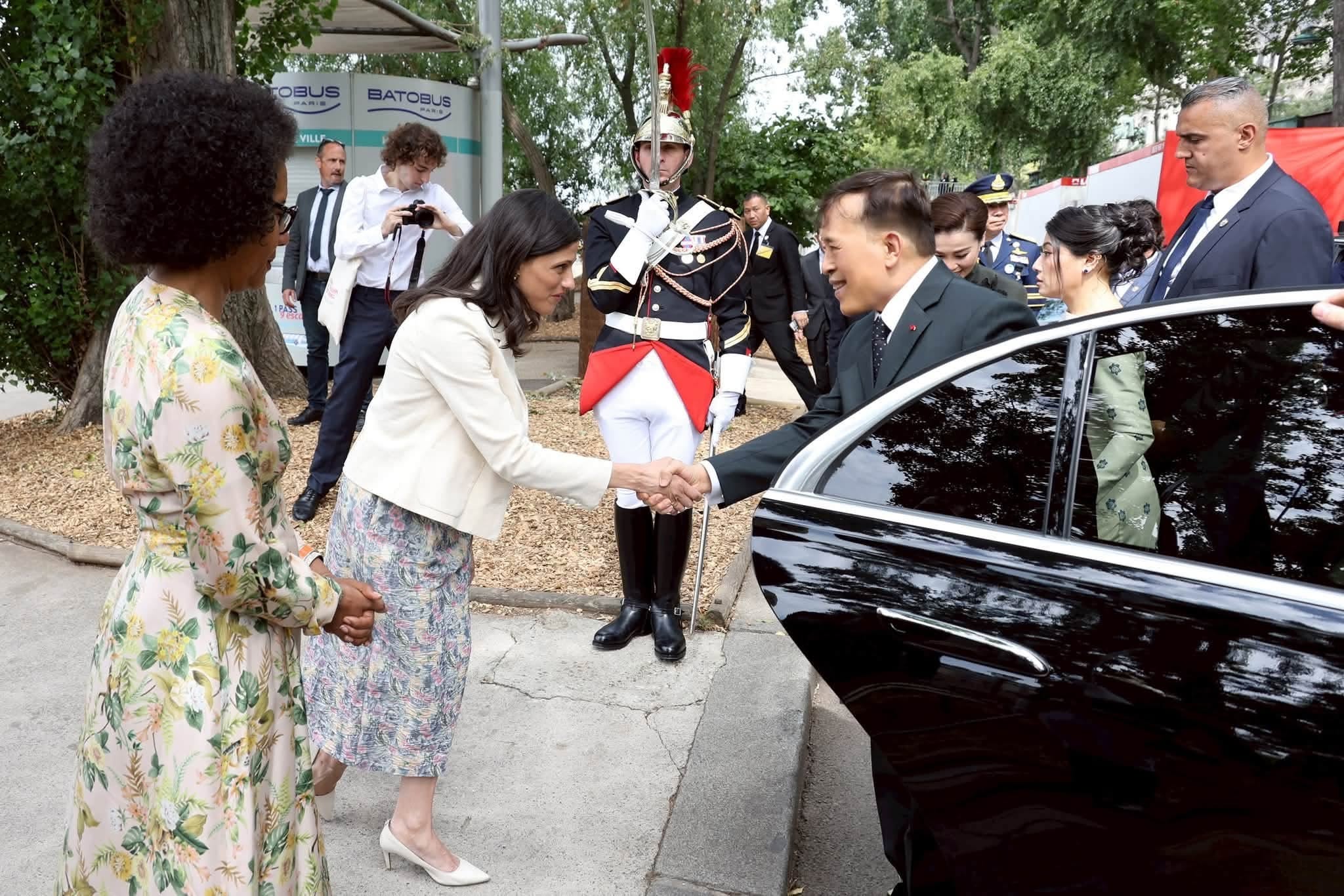 วันที่ ๓๐ มิถุนายน ๒๕๖๙ ในช่วงบ่าย (เวลาท้องถิ่น) พระบาทสมเด็จพระเจ้าอยู่หัว และ สมเด็จพระนางเจ้า ฯ พระบรมราชินี เสด็จพระราชดำเนินโดยรถยนต์พระที่นั่ง  พร้อมด้วยสมเด็จพระเจ้าลูกเธอ เจ้าฟ้าสิริวัณณวรี นารีรัตนราชกัญญา ถึงท่าเรือศาลาว่าการกรุงปารีส 