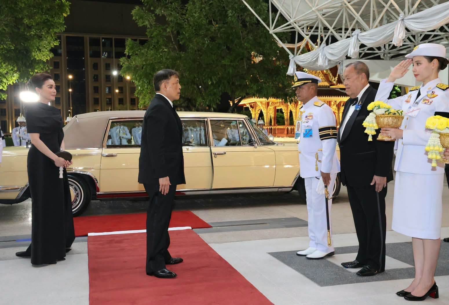 วันที่ ๑๕ กรกฎาคม ๒๕๖๙ เวลา ๑๙.๓๑ น. พระบาทสมเด็จพระเจ้าอยู่หัว และสมเด็จพระนางเจ้า ฯ พระบรมราชินี เสด็จพระราชดำเนินไปทรงเป็นองค์ประธาน และทอดพระเนตรการแสดงกาชาดคอนเสิร์ตครั้งที่ ๕๒ ปีพุทธศักราช ๒๕๖๙ &ldquo;STILL ON MY MIND ธ สถิต ในดวงใจนิรันดร์&rdquo;