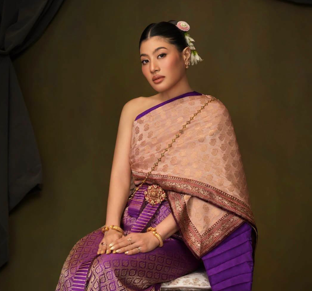 ✨️ ทูลกระหม่อมหญิงสิริวัณณวรีฯ ทรงฉลองพระองค์นุ่ง-ห่มแบบราชสำนักโบราณ (สมัยปลายกรุงศรีอยุธยา-ต้นกรุงรัตนโกสินทร์) ซึ่งเป็นต้นแบบของชุดไทยจักรพรรดิ หนึ่งในชุดไทยพระราชนิยม ๘ แบบ 