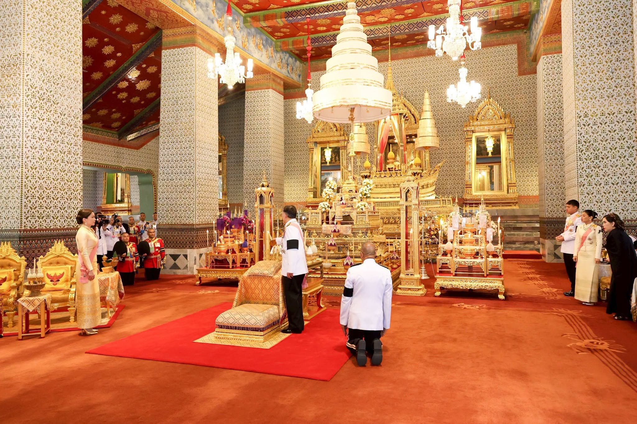วันนี้ (๒๙ กรกฎาคม ๒๕๖๙) เวลา  ๑๐.๑๖  น. พระบาทสมเด็จพระเจ้าอยู่หัว และสมเด็จพระนางเจ้า ฯ พระบรมราชินี เสด็จพระราชดำเนินไปในการพระราชพิธีเฉลิมพระชนมพรรษา พุทธศักราช ๒๕๖๙ ณ พระที่นั่งอมรินทรวินิจฉัย พระบรมมหาราชวัง
