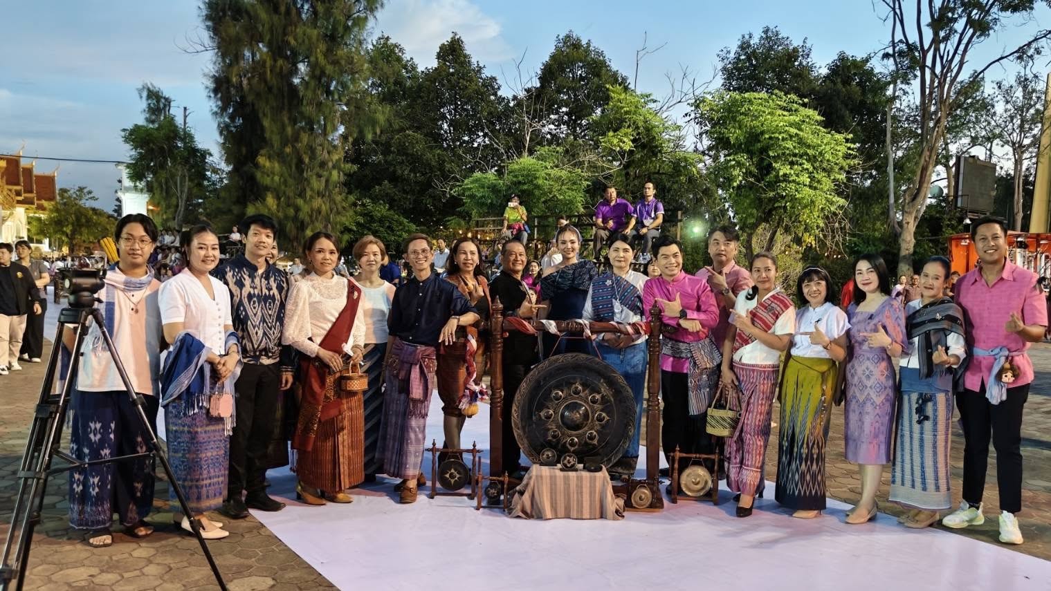 ✨สปท.2 ร่วมแสดงพลังความจงรักภักดี เดินแบบผ้าอัตลักษณ์เมืองอุบลฯ &ldquo;สืบสานศาสตร์ศิลป์ มรดกแผ่นดิน ผ้าถิ่นไทอุบล&rdquo; เทิดพระเกียรติสมเด็จพระบรมราชชนนีพันปีหลวง