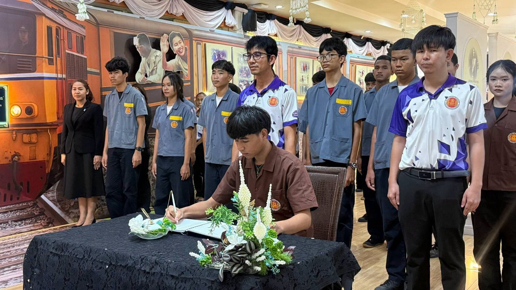 ✨️ วิทยาลัยการอาชีพขุขันธ์ จังหวัดศรีสะเกษ เยี่ยมชมศูนย์ประชาสัมพันธ์งานพระราชพิธีถวายพระเพลิงพระบรมศพฯ พระพันปีหลวง ณ สปท.2 อุบลราชธานี