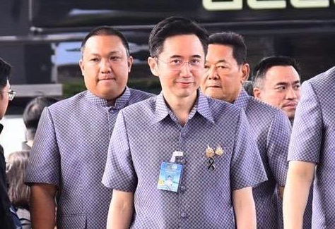 ลุคประชุม ครม. สัญจรที่สงขลาก็คือหล่อละมุนไม่ไหว!