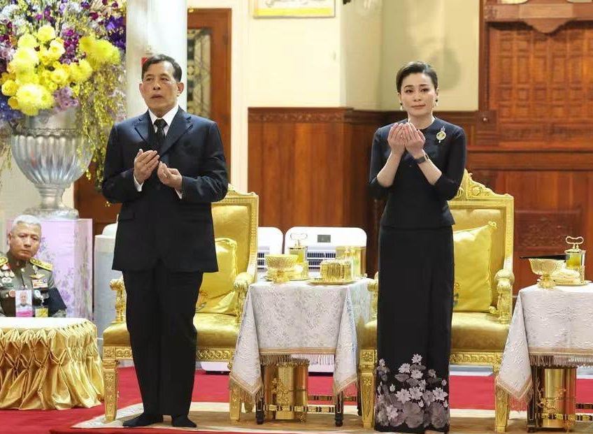 วันนี้ (วันที่ ๑๐ ตุลาคม ๒๕๖๙) พระบาทสมเด็จพระเจ้าอยู่หัว และสมเด็จพระนางเจ้า ฯ พระบรมราชินี เสด็จพระราชดำเนินไปพระราชทานรางวัลการทดสอบการอัญเชิญพระมหาคัมภีร์อัลกุรอานระดับประเทศ ครั้งที่ ๑๙ ประจำปี ๒๕๖๙