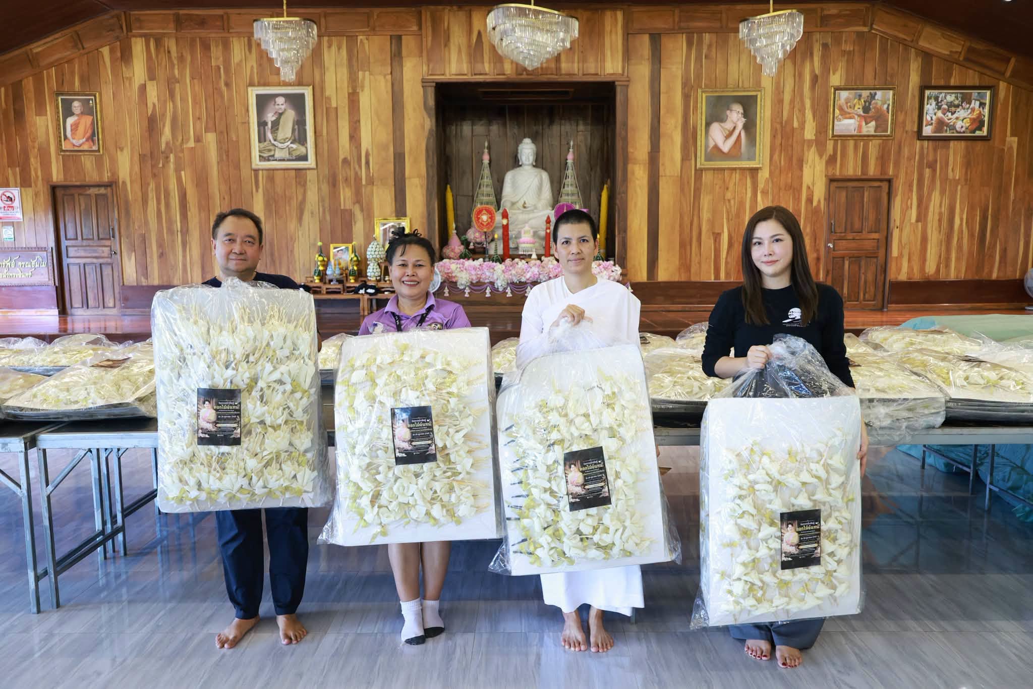 🪷 ภาพบรรยากาศส่งมอบ ดอกไม้จันทน์ประดิษฐ์ เพื่อน้อมถวายความอาลัยแด่สมเด็จพระบรมราชชนนีพันปีหลวง ณ พุทธอุทยานที่พักสงฆ์วัดป่าบ่อน้ำพระอินทร์ ตำบลช่องเม็ก อำเภอสิรินธร จังหวัดอุบลราชธานี
